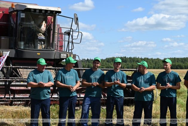 ОАО «Кричевцементношифер» вручил комбайнеру Игорю Добрусеву телевизор за тысячу тонн намолоченного зерна