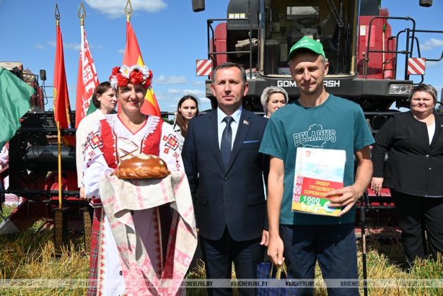 ОАО «Кричевцементношифер» вручил комбайнеру Игорю Добрусеву телевизор за тысячу тонн намолоченного зерна