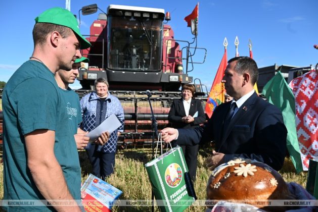 На Кричевщине водителя  перевезшего 3 тысячи тонн зерна, наградили  холодильником