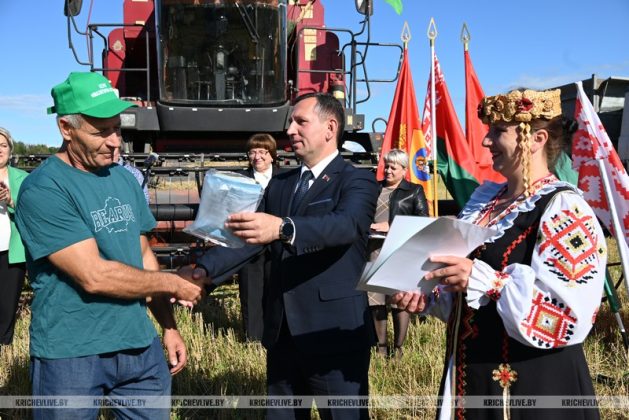 На Кричевщине водителя  перевезшего 3 тысячи тонн зерна, наградили  холодильником