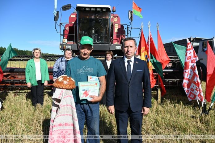 На Кричевщине водителя  перевезшего 3 тысячи тонн зерна, наградили  холодильником