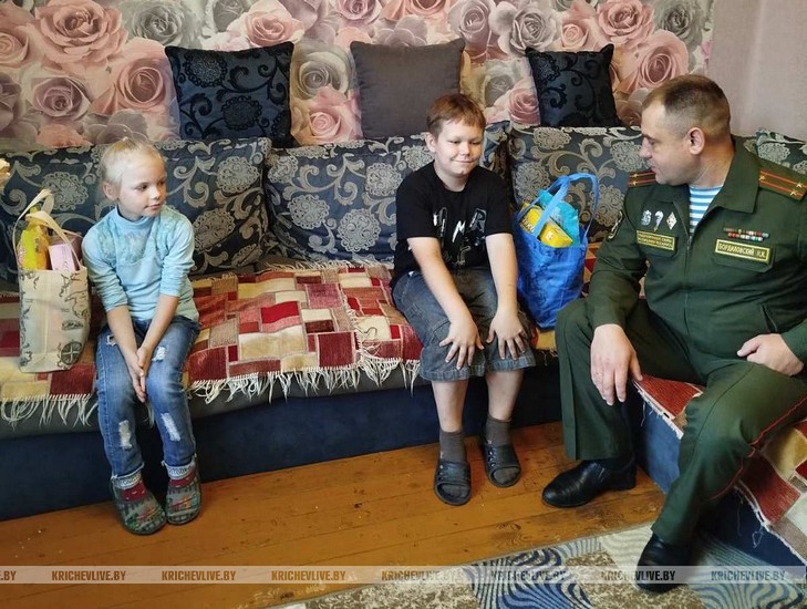 Сотрудники Кричевского военкомата присоединились к акции «Соберем детей в школу»