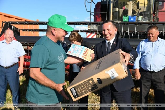 Новыми телевизорами награждены первые водители-двухтысячники на Кричевщине