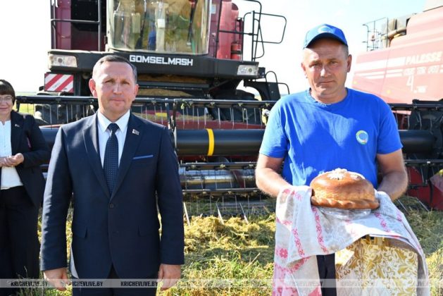 Узнали, как чествовали героев жатвы в ОАО «Новобельское-АГРО»