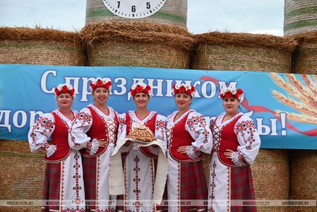 Без малого 40 000 зерна: таков вклад аграриев Кричевского района в миллионный каравай Могилевщины