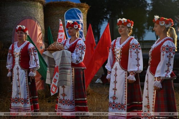 Без малого 40 000 зерна: таков вклад аграриев Кричевского района в миллионный каравай Могилевщины