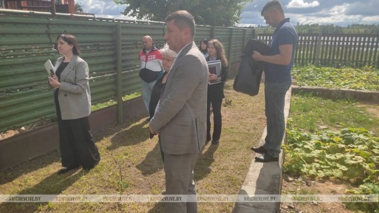 Целая делегация во главе с председателем райисполкома разъясняла кричевлянке, что ее забор – ее ответственность