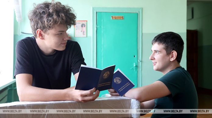 Топ сфер, где этим летом работала молодежь, назвали в Минтруда