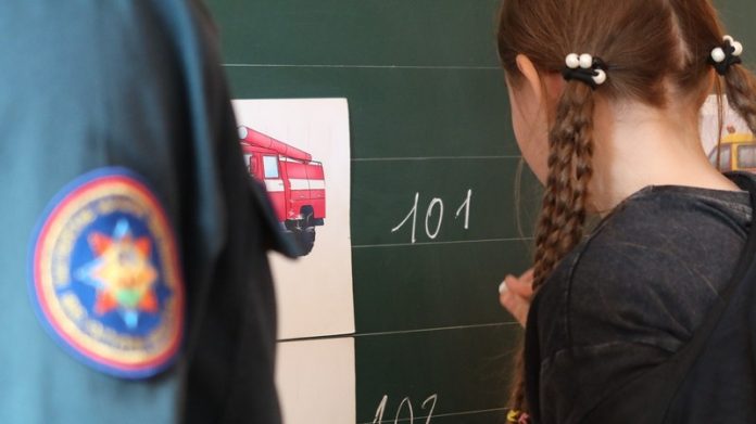 Кричевские спасатели провели в Ботвиновской СШ урок безопасности