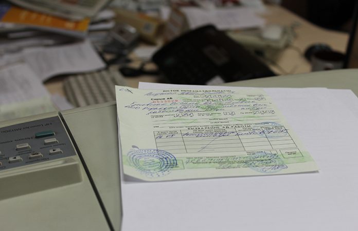 Узнали, может ли папа пойти на больничный со старшим ребенком, если мама в декрете с младшим