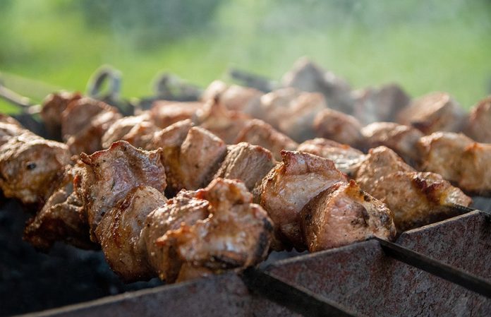 Врачи рассказали, кому лучше не есть шашлык