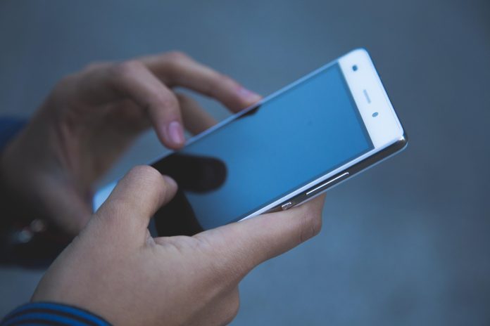 Создают личные кабинеты и выманивают SMS-подтверждения. О новой схеме мошенничества предупредили в "Белпочте"