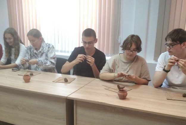 Узнали, как в Кричеве прошел мастер-класс по изготовлению традиционной народной глиняной-игрушки