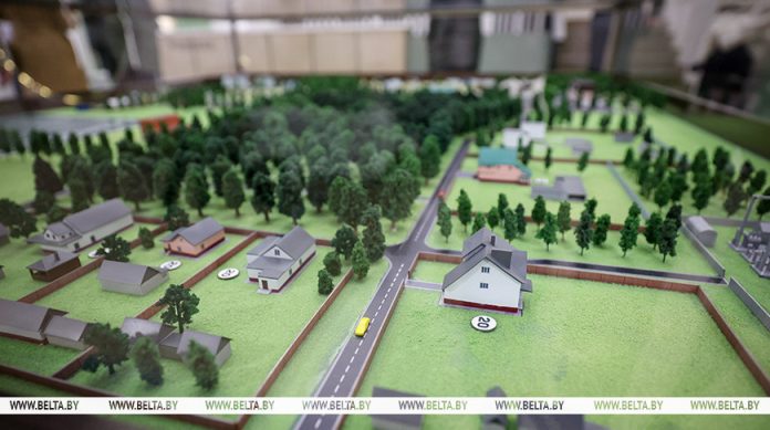 Лукашенко поручил по-хозяйски развивать территории заповедников и осмотрел "деревню будущего" Лукашенко поручил по-хозяйски развивать территории заповедников и осмотрел "деревню будущего"