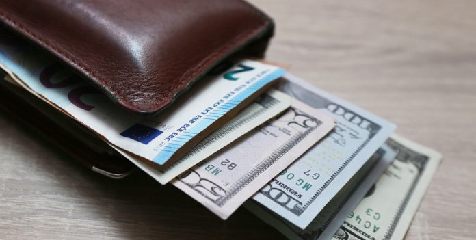 Банки Беларуси будут принимать валюту с грибком и плесенью