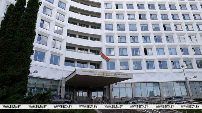 В Минтруда и соцзащиты ответили на топ-3 вопросов о трудовых мигрантах в Беларуси В Минтруда и соцзащиты ответили на топ-3 вопросов о трудовых мигрантах в Беларуси