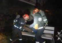 Cпасатели эвакуировали пенсионера с балкона горящей квартиры