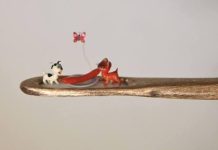 Российский мастер поместил в игольное ушко героев мультика «Котенок по имени Гав» Российский мастер поместил в игольное ушко героев мультика "Котенок по имени Гав"