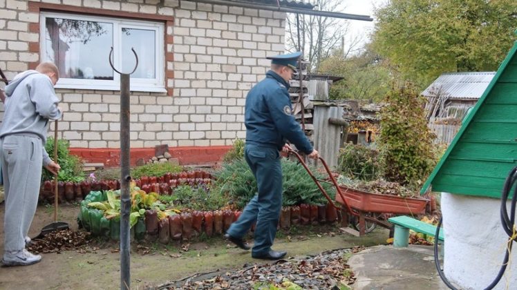 Молодежь и спасатели Кричевщины посетили ветерана органов ЧС