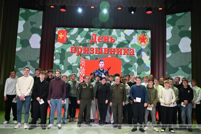 52 новобранцам в Кричеве торжественно вручили повестки