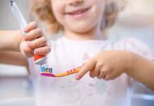 Как приучить ребенка чистить зубы? Врач дала несколько советов родителям