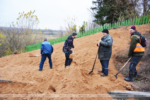 Республиканский субботник: как жители Кричева делают свой город краше