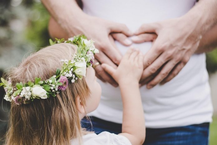 О поддержке родителей с детьми до трех лет напомнили в Минтруда