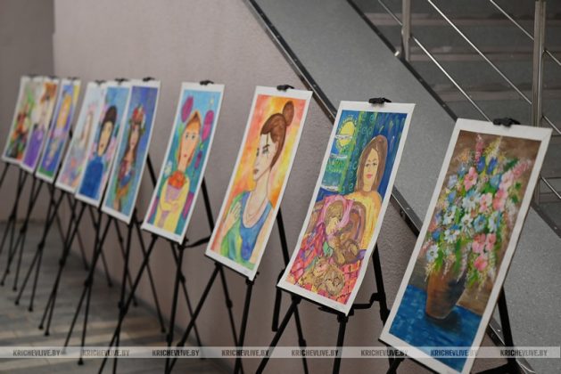 В Кричеве открыта выставка «Подарю картину маме»