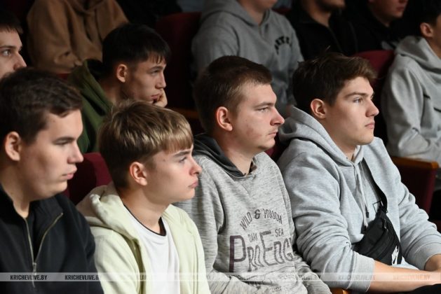 52 новобранцам в Кричеве торжественно вручили повестки