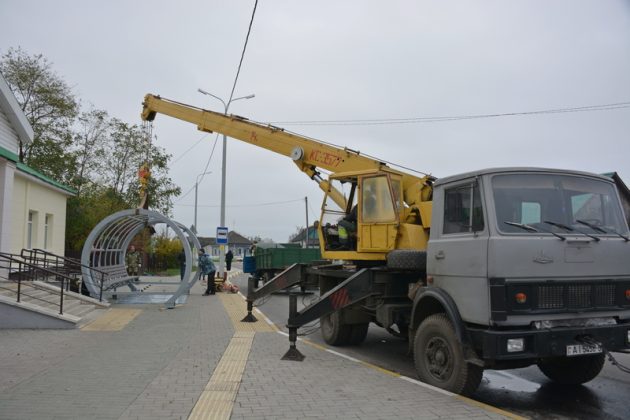 В Кричеве продолжаются работы по установке остановочных пунктов