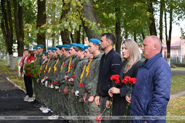 Молодежь Могилевщины в Кричеве возложила цветы к братской могиле, погибшим в годы Великой Отечественной войны