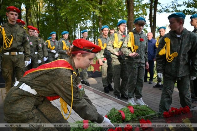 Молодежь Могилевщины в Кричеве возложила цветы к братской могиле, погибшим в годы Великой Отечественной войны