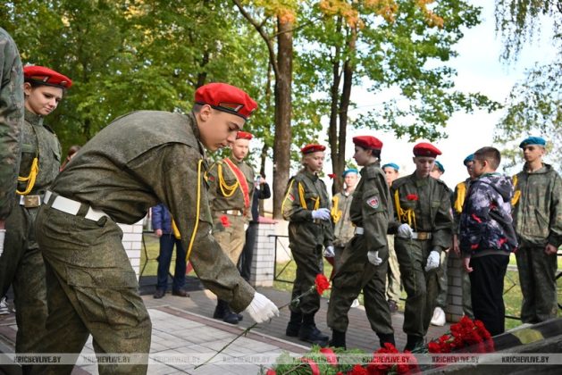 Молодежь Могилевщины в Кричеве возложила цветы к братской могиле, погибшим в годы Великой Отечественной войны