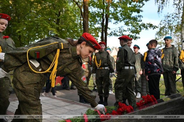 Молодежь Могилевщины в Кричеве возложила цветы к братской могиле, погибшим в годы Великой Отечественной войны
