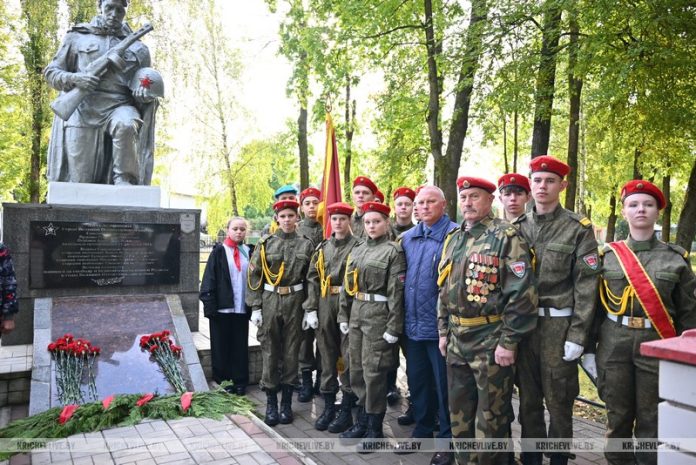 Молодежь Могилевщины в Кричеве возложила цветы к братской могиле, погибшим в годы Великой Отечественной войны
