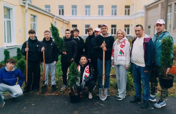 Сто туй и яблоневый сад высадили в кричевской школе