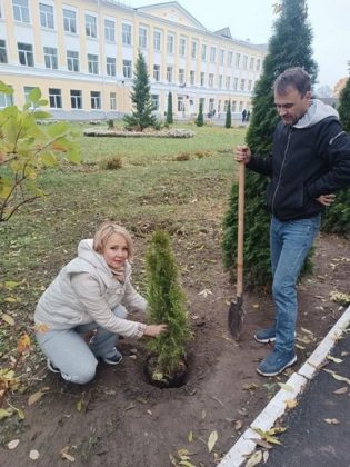Сто туй и яблоневый сад высадили в кричевской школе