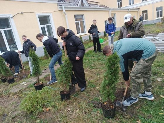 Сто туй и яблоневый сад высадили в кричевской школе