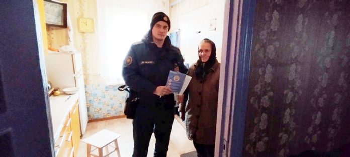 «Дом без пожара»: спасатели Кричевщины проверяют готовность сельских домов к зиме