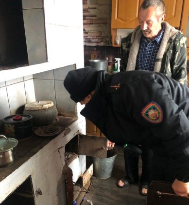 «Дом без пожара»: спасатели Кричевщины проверяют готовность сельских домов к зиме