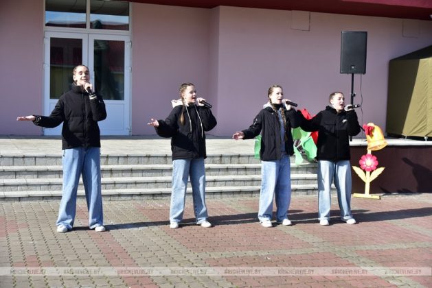 В Кричеве у районного центра культуры проходят праздничные мероприятия: фотофакт