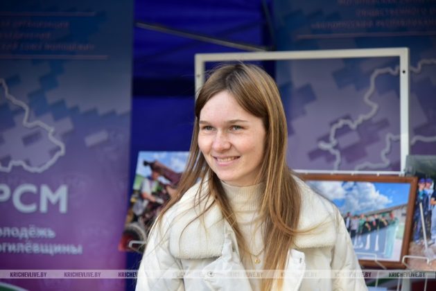 В Кричеве у районного центра культуры проходят праздничные мероприятия: фотофакт