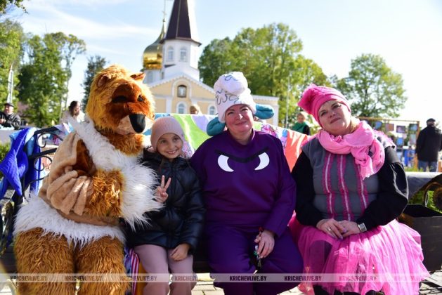 В Кричеве у районного центра культуры проходят праздничные мероприятия: фотофакт
