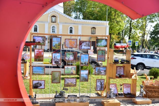 В Кричеве у районного центра культуры проходят праздничные мероприятия: фотофакт