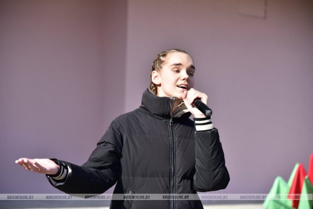 В Кричеве у районного центра культуры проходят праздничные мероприятия: фотофакт
