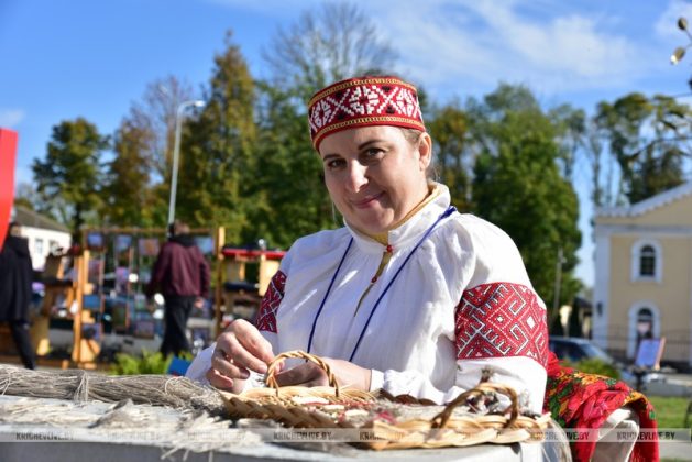 В Кричеве у районного центра культуры проходят праздничные мероприятия: фотофакт