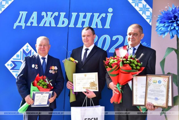 В Кричеве у районного центра культуры проходят праздничные мероприятия: фотофакт