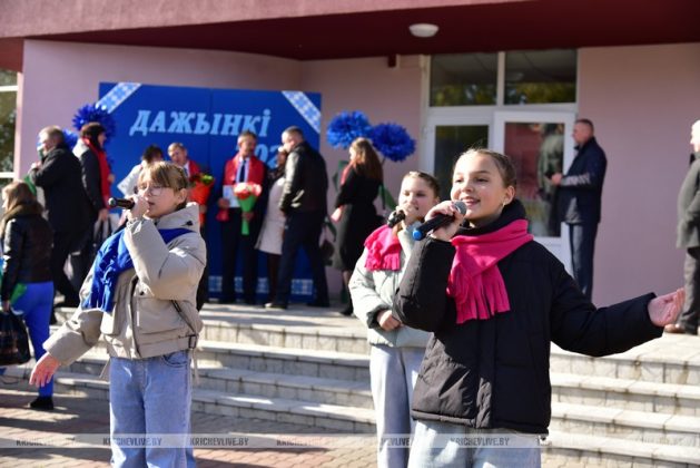 В Кричеве у районного центра культуры проходят праздничные мероприятия: фотофакт