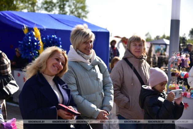 В Кричеве у районного центра культуры проходят праздничные мероприятия: фотофакт