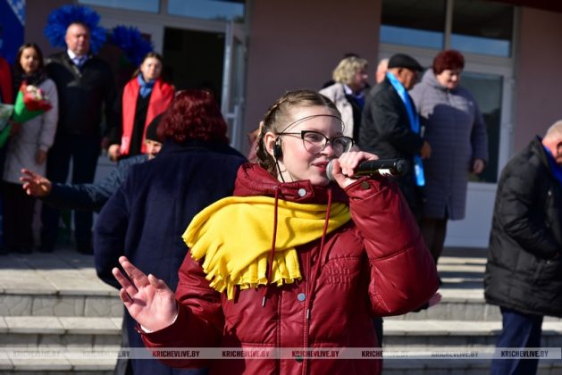 В Кричеве у районного центра культуры проходят праздничные мероприятия: фотофакт